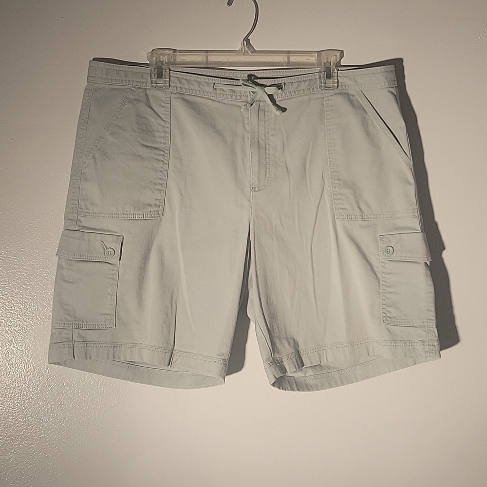 LL Bean Favorite Fit Women's Light Green Cargo 6 Pockets Shorts, Size: 18 Reg.